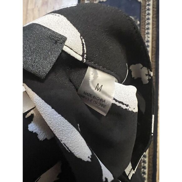 T Tahari Womens Medium Button Up Blouse Black White Silky Brushstroke Print - Picture 8 of 8